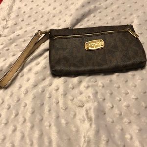 💯. Michael Kors wristlet  👀 brand new